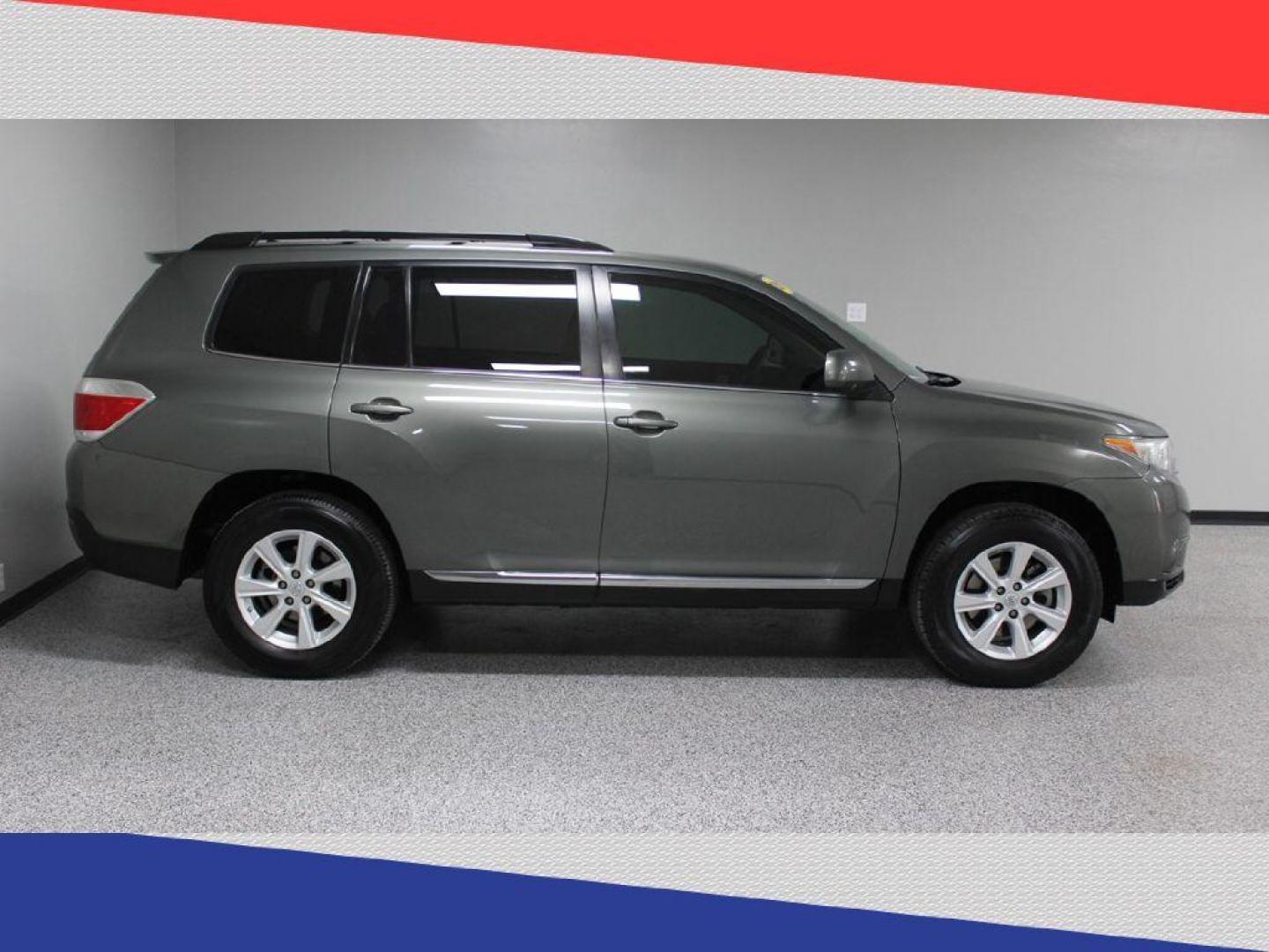 2011 Toyota Highlander Base 2WD V6 (5TDZK3EH1BS) with an 3.5L V6 DOHC 24V engine, 5-Speed Automatic transmission, located at 5170 N La Cholla Blvd, Tucson, AZ, 85705, (520) 989-0282, 32.228245, -111.011742 - 2011 Toyota Highlander - Photo#2