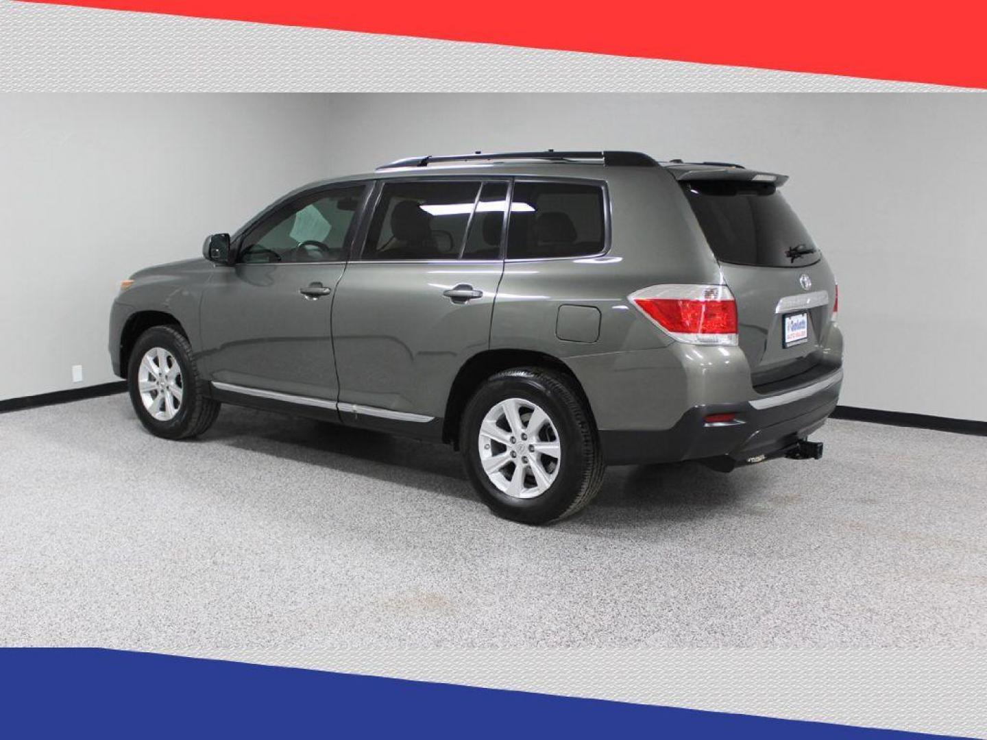 2011 Toyota Highlander Base 2WD V6 (5TDZK3EH1BS) with an 3.5L V6 DOHC 24V engine, 5-Speed Automatic transmission, located at 5170 N La Cholla Blvd, Tucson, AZ, 85705, (520) 989-0282, 32.228245, -111.011742 - 2011 Toyota Highlander - Photo#5