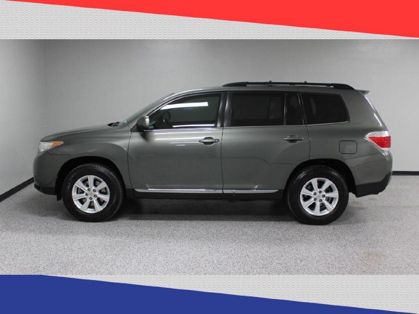 2011 Toyota Highlander Base 2WD V6 (5TDZK3EH1BS) with an 3.5L V6 DOHC 24V engine, 5-Speed Automatic transmission, located at 5170 N La Cholla Blvd, Tucson, AZ, 85705, (520) 989-0282, 32.228245, -111.011742 - 2011 Toyota Highlander - Photo#6