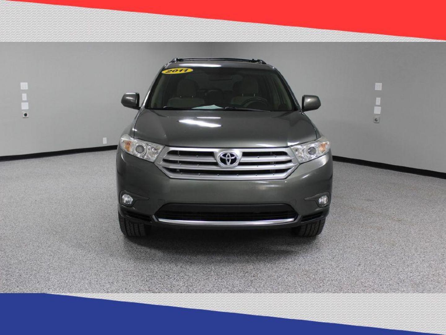 2011 Toyota Highlander Base 2WD V6 (5TDZK3EH1BS) with an 3.5L V6 DOHC 24V engine, 5-Speed Automatic transmission, located at 5170 N La Cholla Blvd, Tucson, AZ, 85705, (520) 989-0282, 32.228245, -111.011742 - 2011 Toyota Highlander - Photo#8