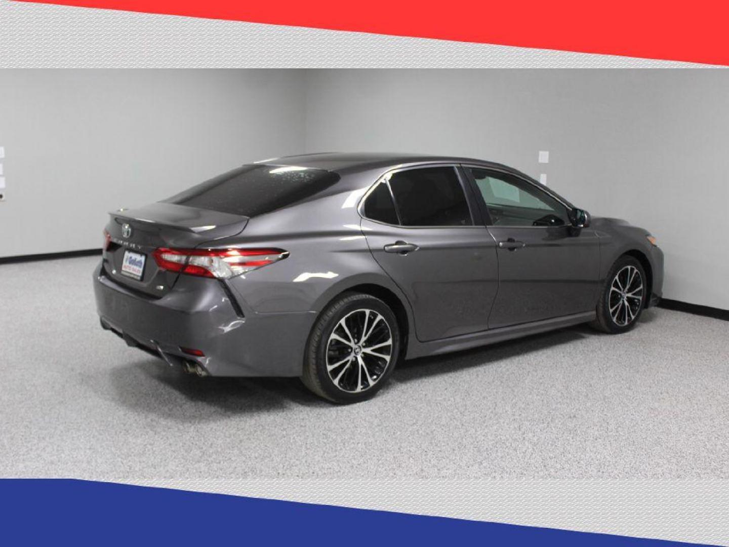 2018 Toyota Camry LE (4T1B11HK3JU) with an 2.5L L4 DOHC 16V engine, 8A transmission, located at 5170 N La Cholla Blvd, Tucson, AZ, 85705, (520) 989-0282, 32.228245, -111.011742 - 2018 Toyota Camry - Photo#3