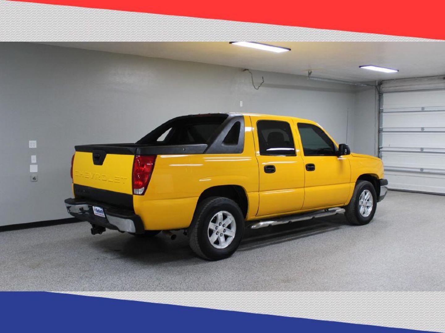 2003 Chevrolet Avalanche 1500 2WD (3GNEC13TX3G) with an 5.3L V8 OHV 16V engine, 4-Speed Automatic Overdrive transmission, located at 5170 N La Cholla Blvd, Tucson, AZ, 85705, (520) 989-0282, 32.228245, -111.011742 - 2003 Chevrolet Avalanche - Photo#3