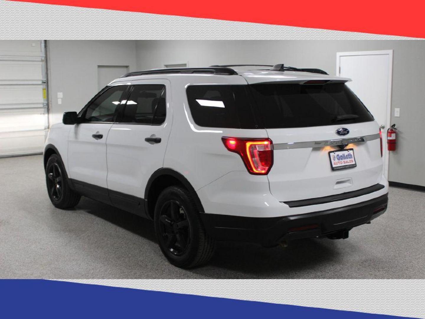 2018 Ford Explorer Base FWD (1FM5K7B81JG) with an 3.5L V6 DOHC 24V engine, 6A transmission, located at 5170 N La Cholla Blvd, Tucson, AZ, 85705, (520) 989-0282, 32.228245, -111.011742 - 2018 Ford Explorer - Photo#4