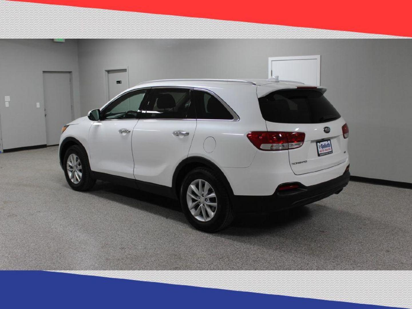 2018 Kia Sorento LX 2WD (5XYPG4A39JG) with an 2.4L L4 DOHC 16V engine, 6A transmission, located at 5170 N La Cholla Blvd, Tucson, AZ, 85705, (520) 989-0282, 32.228245, -111.011742 - 2018 Kia Sorento - Photo#5