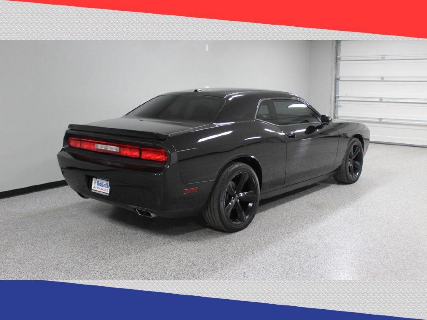 2011 Dodge Challenger R/T (2B3CJ5DT3BH) with an 5.7L V8 OHV 16V engine, 4-Speed Automatic transmission, located at 5170 N La Cholla Blvd, Tucson, AZ, 85705, (520) 989-0282, 32.228245, -111.011742 - 2011 Dodge Challenger - Photo#3