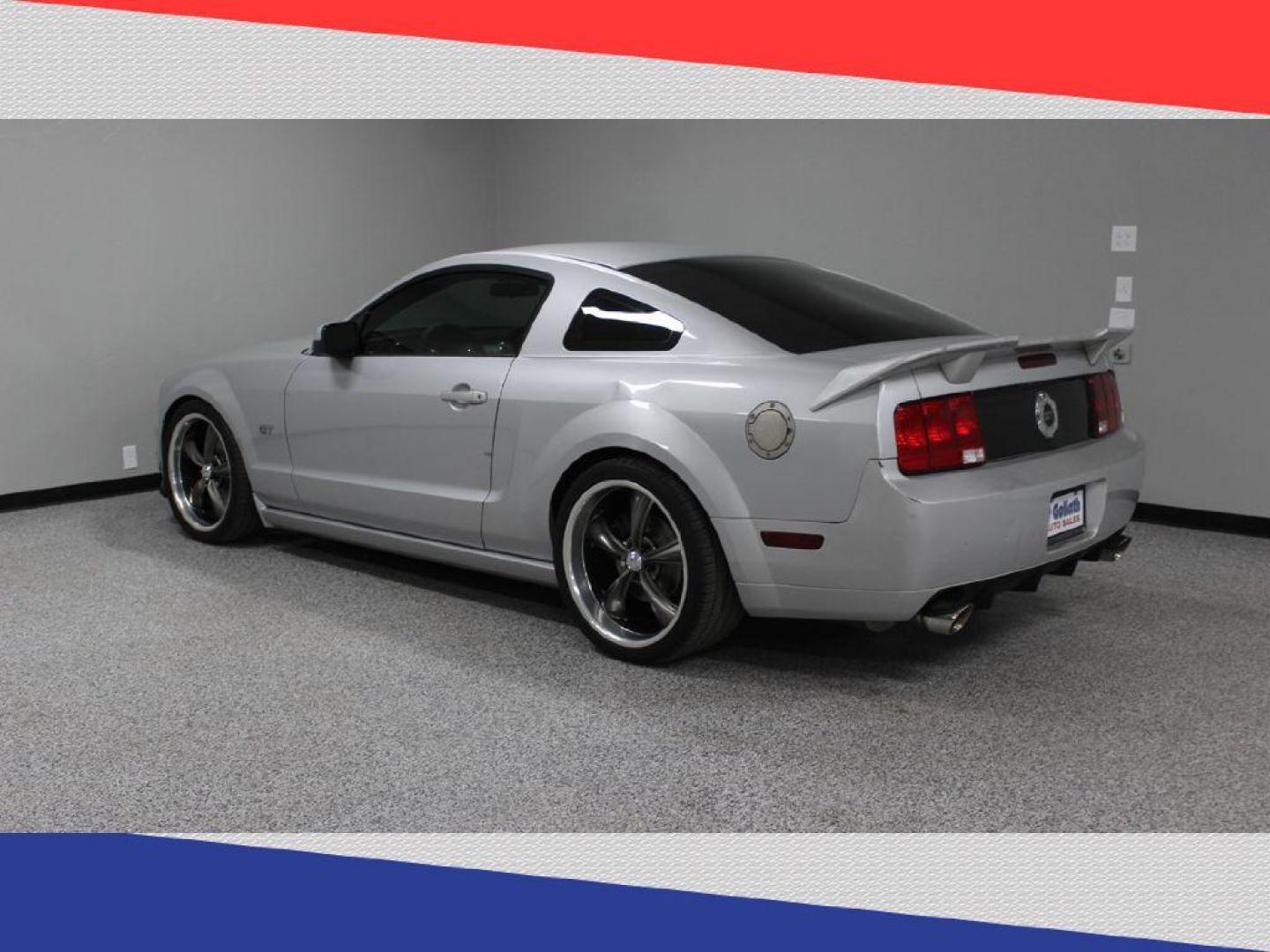 2006 Ford Mustang GT Deluxe Coupe (1ZVHT82H765) with an 4.6L V8 SOHC 24V engine, Automatic transmission, located at 5170 N La Cholla Blvd, Tucson, AZ, 85705, (520) 989-0282, 32.228245, -111.011742 - 2006 Ford Mustang - Photo#5