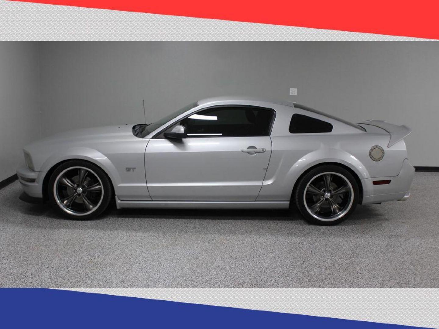 2006 Ford Mustang GT Deluxe Coupe (1ZVHT82H765) with an 4.6L V8 SOHC 24V engine, Automatic transmission, located at 5170 N La Cholla Blvd, Tucson, AZ, 85705, (520) 989-0282, 32.228245, -111.011742 - 2006 Ford Mustang - Photo#6